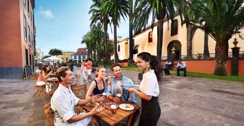 Turistas en un restaurante